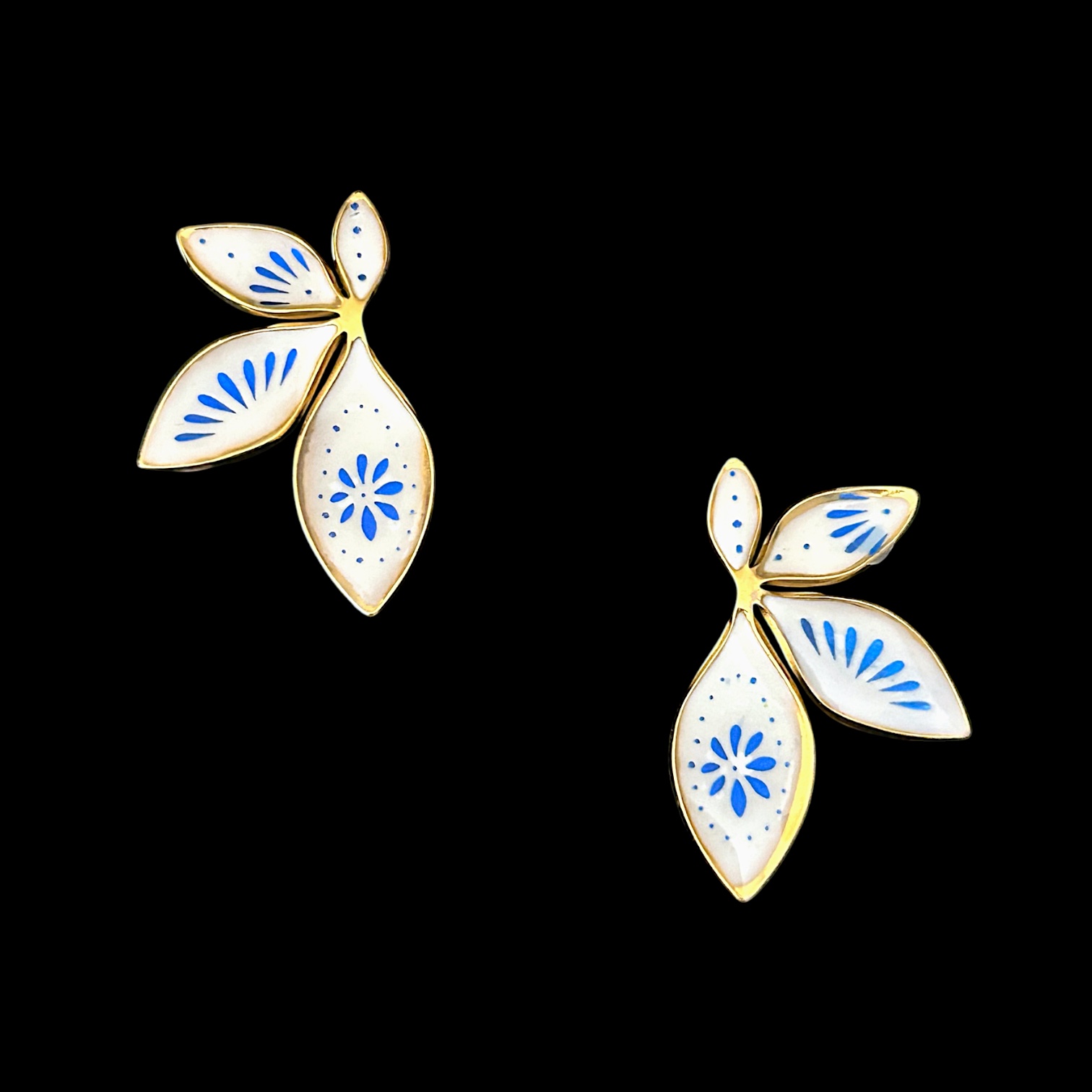 Boucles d’oreilles florales blanches et bleues en acier inoxydable — visuel 1