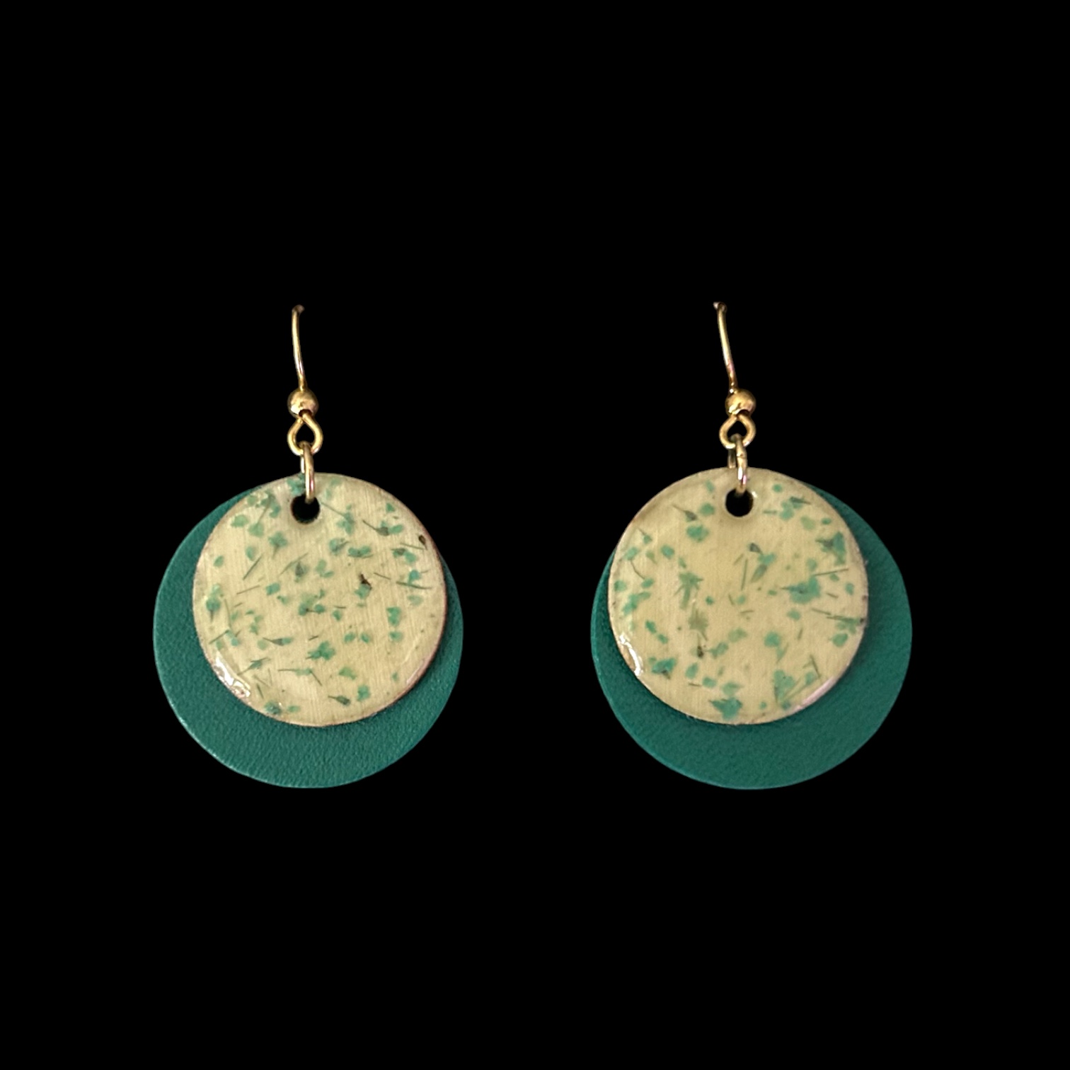 Boucles d’oreilles vertes en cuir et bois avec fleurs séchées – pièce unique — visuel 1