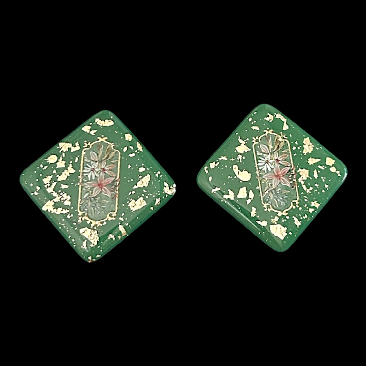 Boucles d’oreilles vertes en acétate à motif floral et feuille d’or — visuel 1
