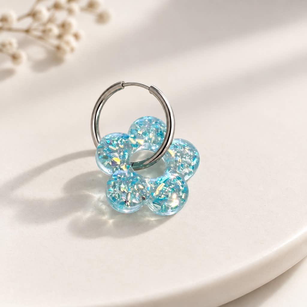 Pampilles "fleurs" transparentes avec des fragments de paillettes bleues et argentées — visuel 1