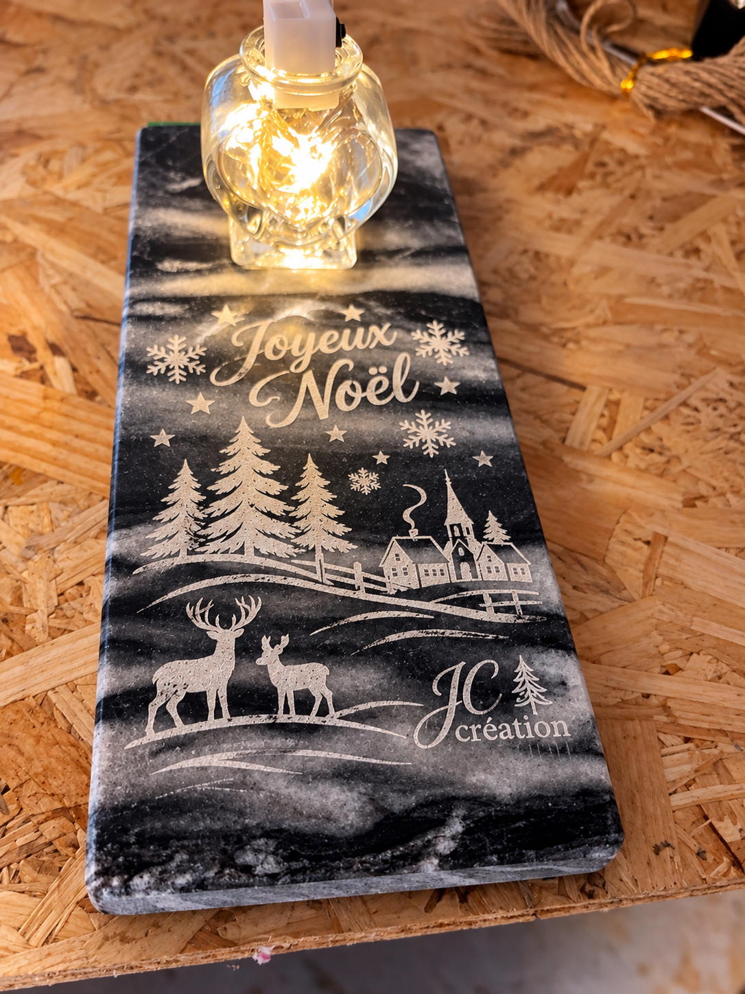 🎄 Plaque de Noël lumineuse en marbre gravé – Village enchanté — visuel 1