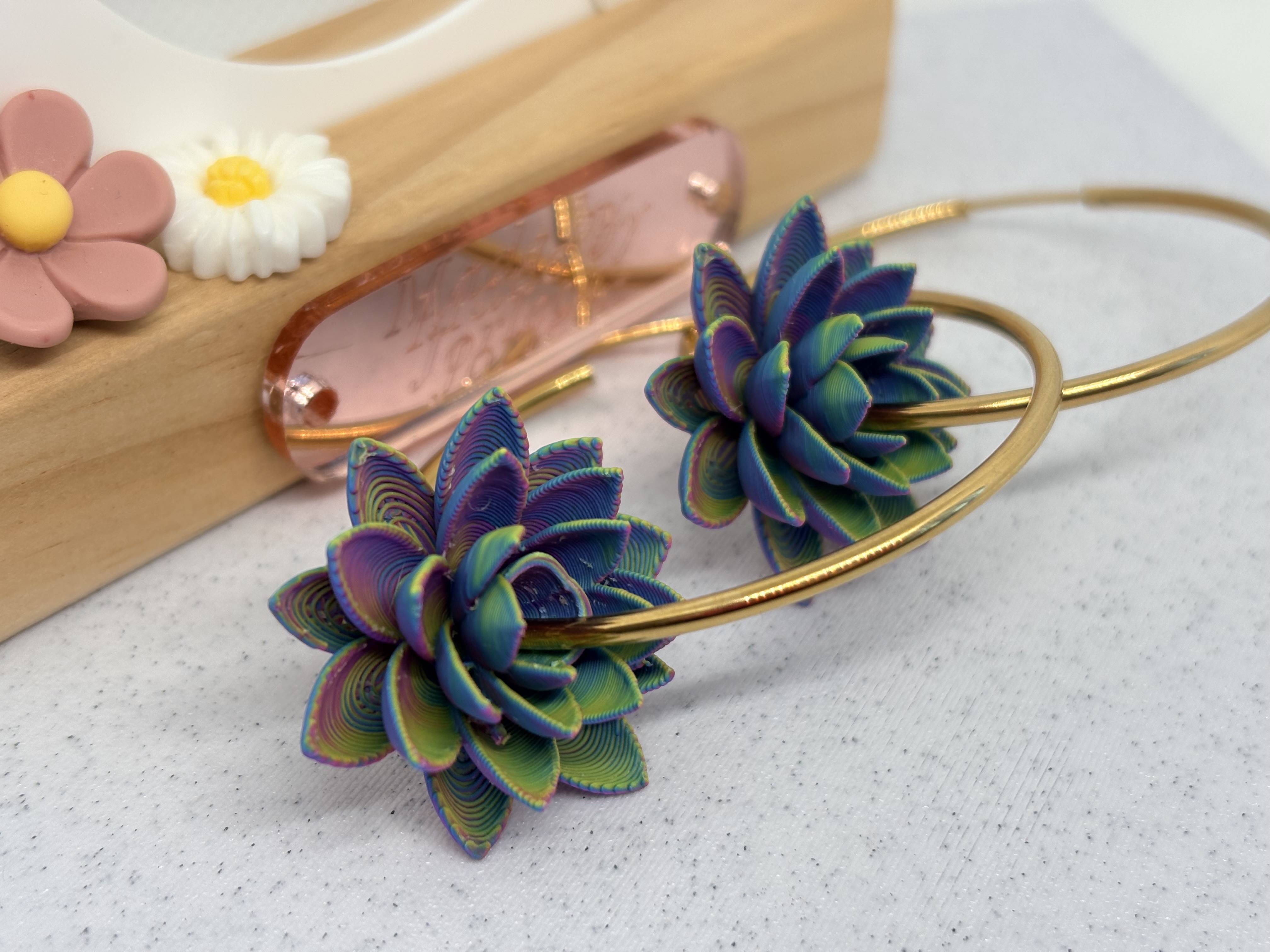Pampilles Lotus triple couleur pour créoles – Breloques en impression 3D – Bijoux interchangeables – Accessoires pour grandes créoles — visuel 1