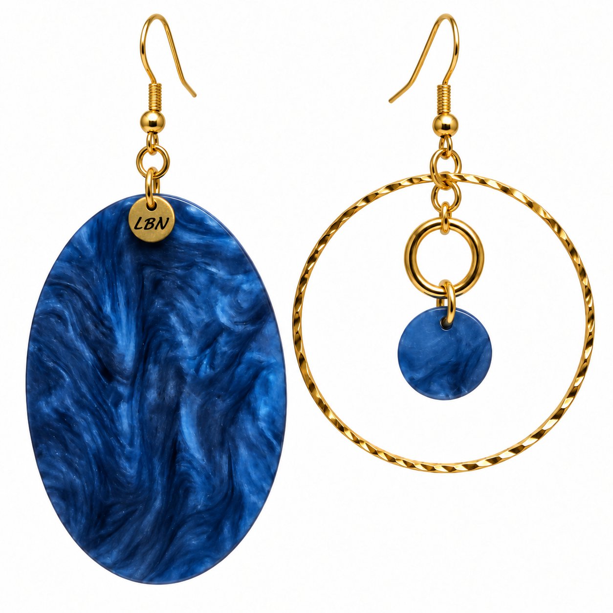 Boucles d'oreilles asymétriques – Grand ovale bleu marbré et anneau doré travaillé — visuel 1