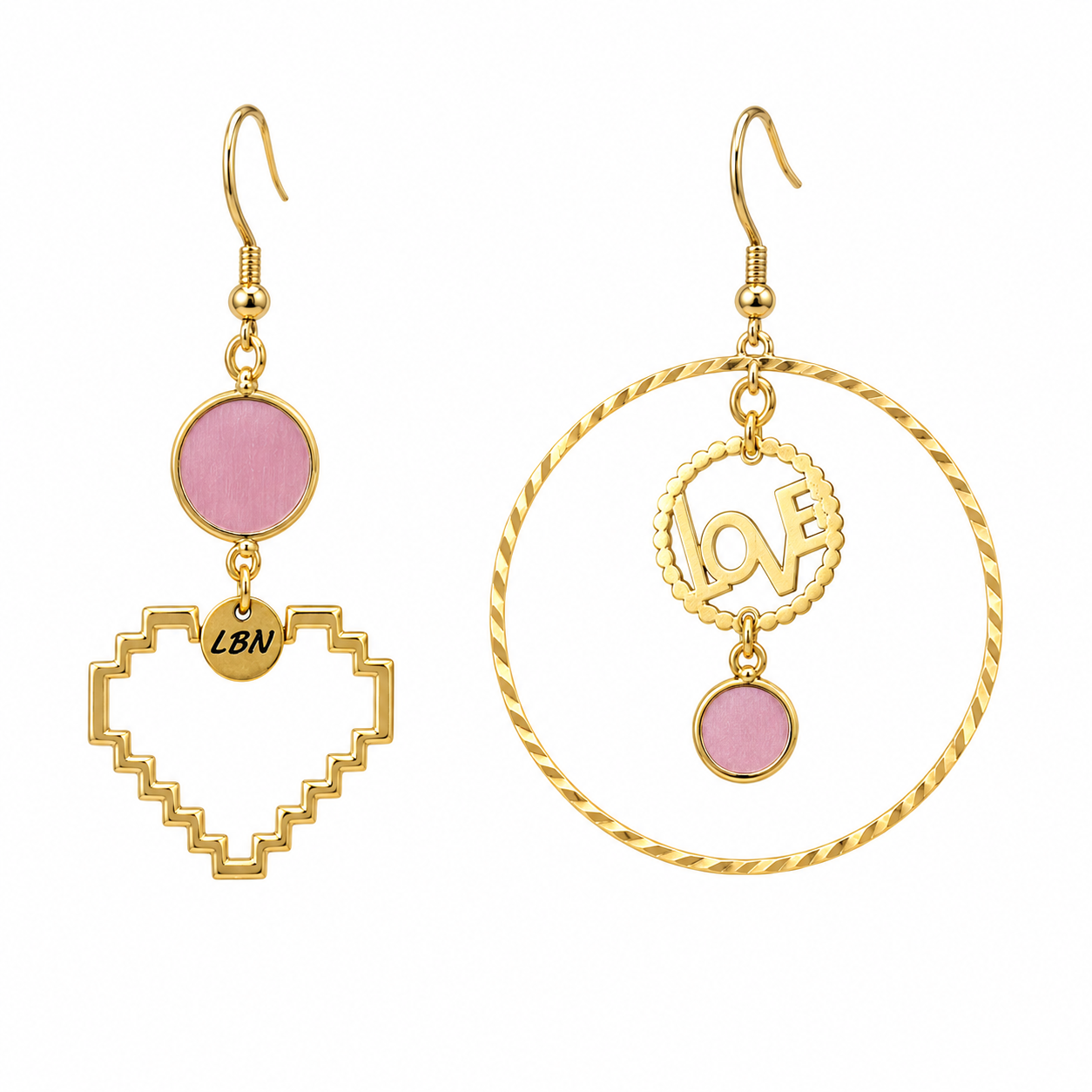 Boucles d'oreilles asymétriques – Cœur doré, anneau travaillé et vitrail rose — visuel 1