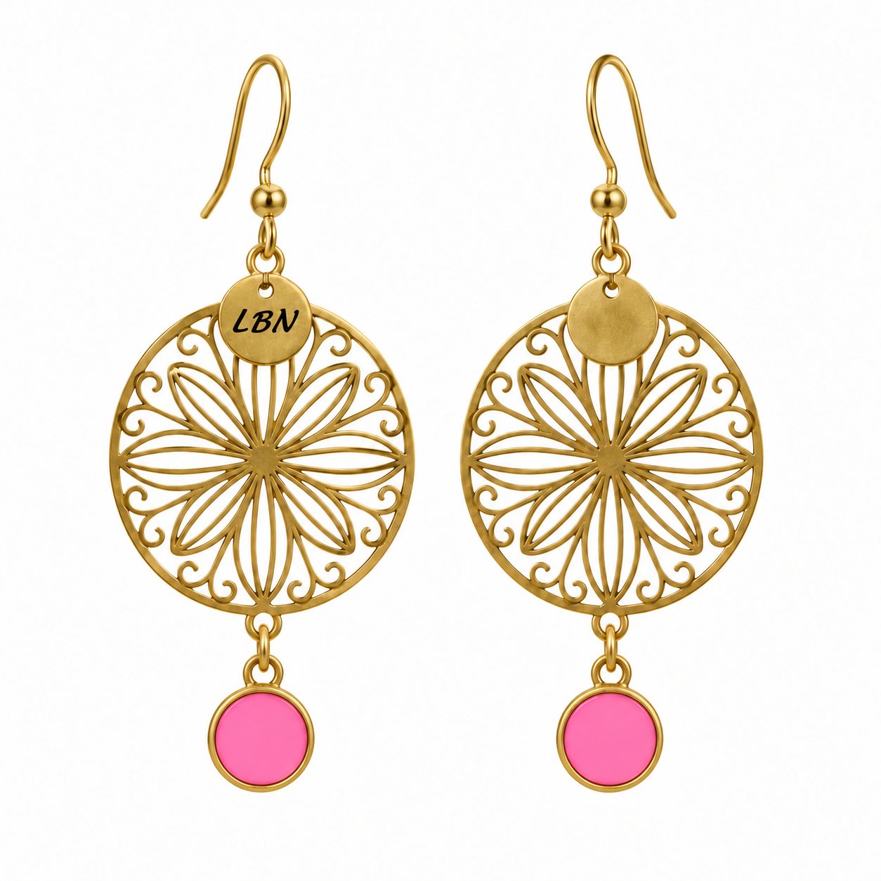 Boucles d'oreilles symétriques – Médaillons floraux dorés et breloques fuchsia — visuel 1