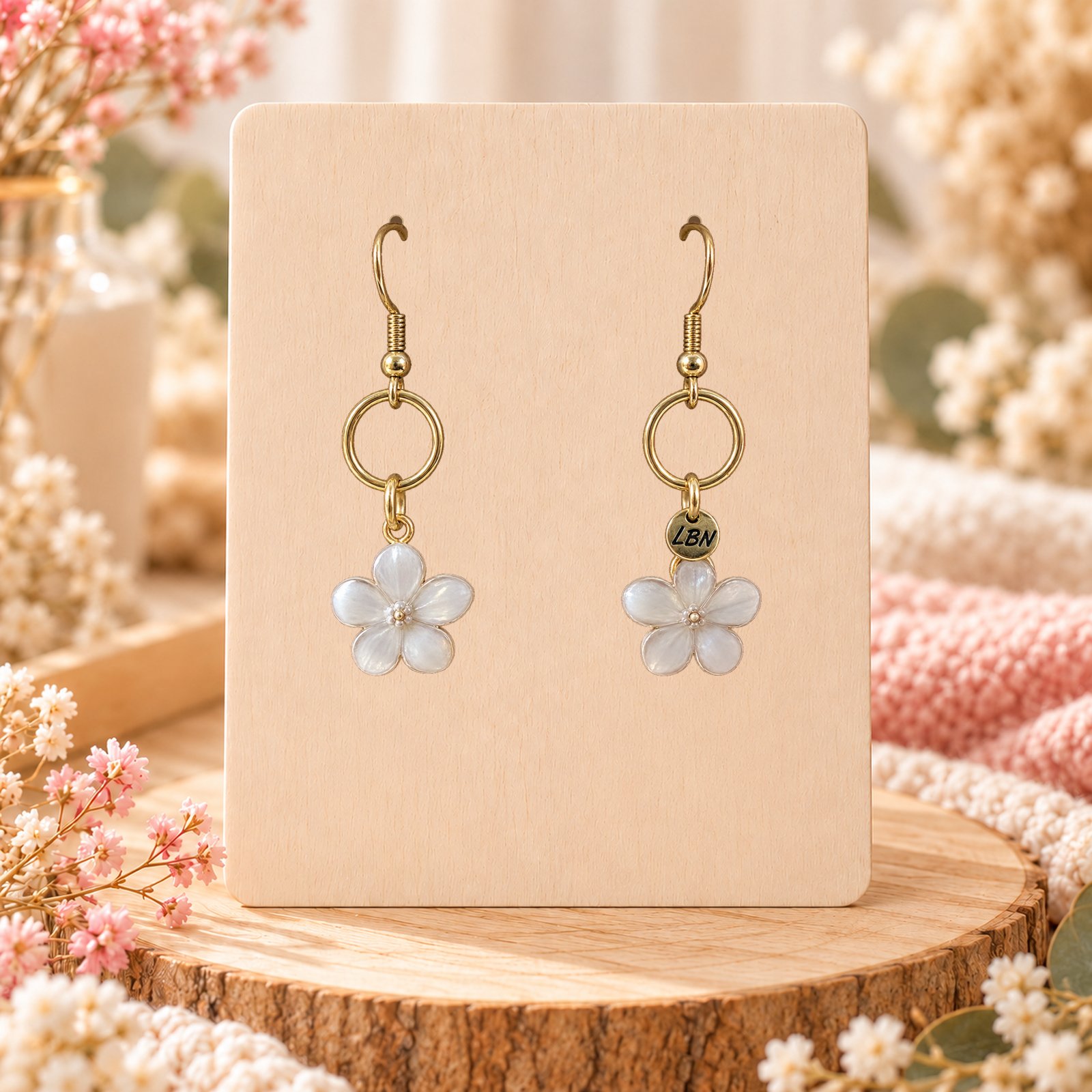 Boucles d'oreilles symétriques – Anneaux dorés et fleurs blanches à cinq pétales — visuel 1