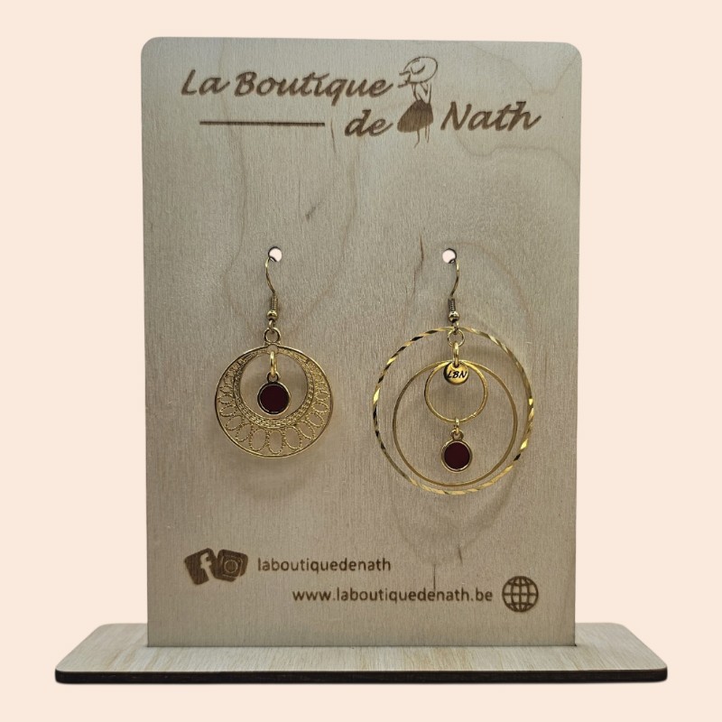 Boucles d'oreilles asymétriques – Cercles & touche de bordeaux — visuel 1
