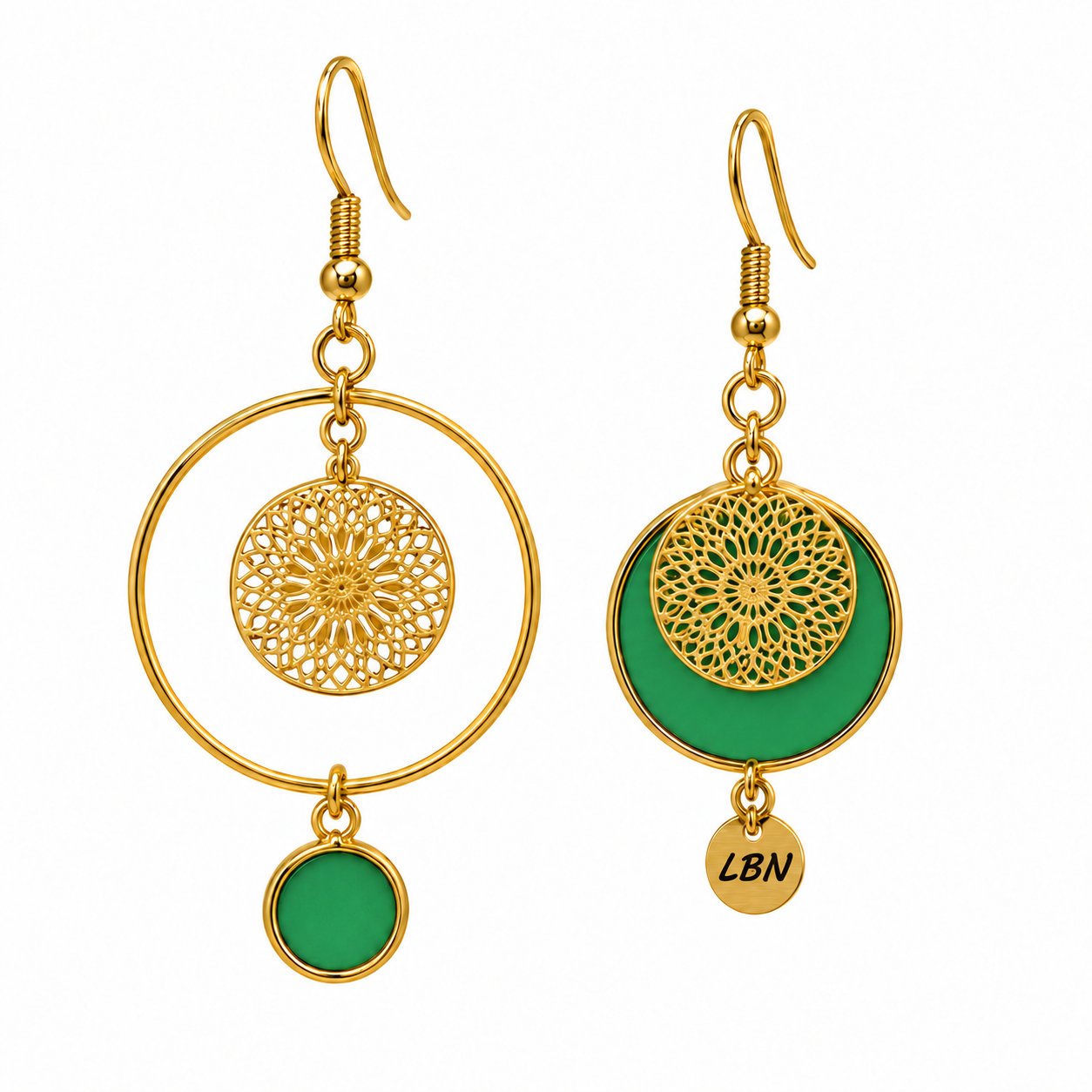 Boucles d'oreilles asymétriques – Médaillons dorés ajourés et touches vertes — visuel 1