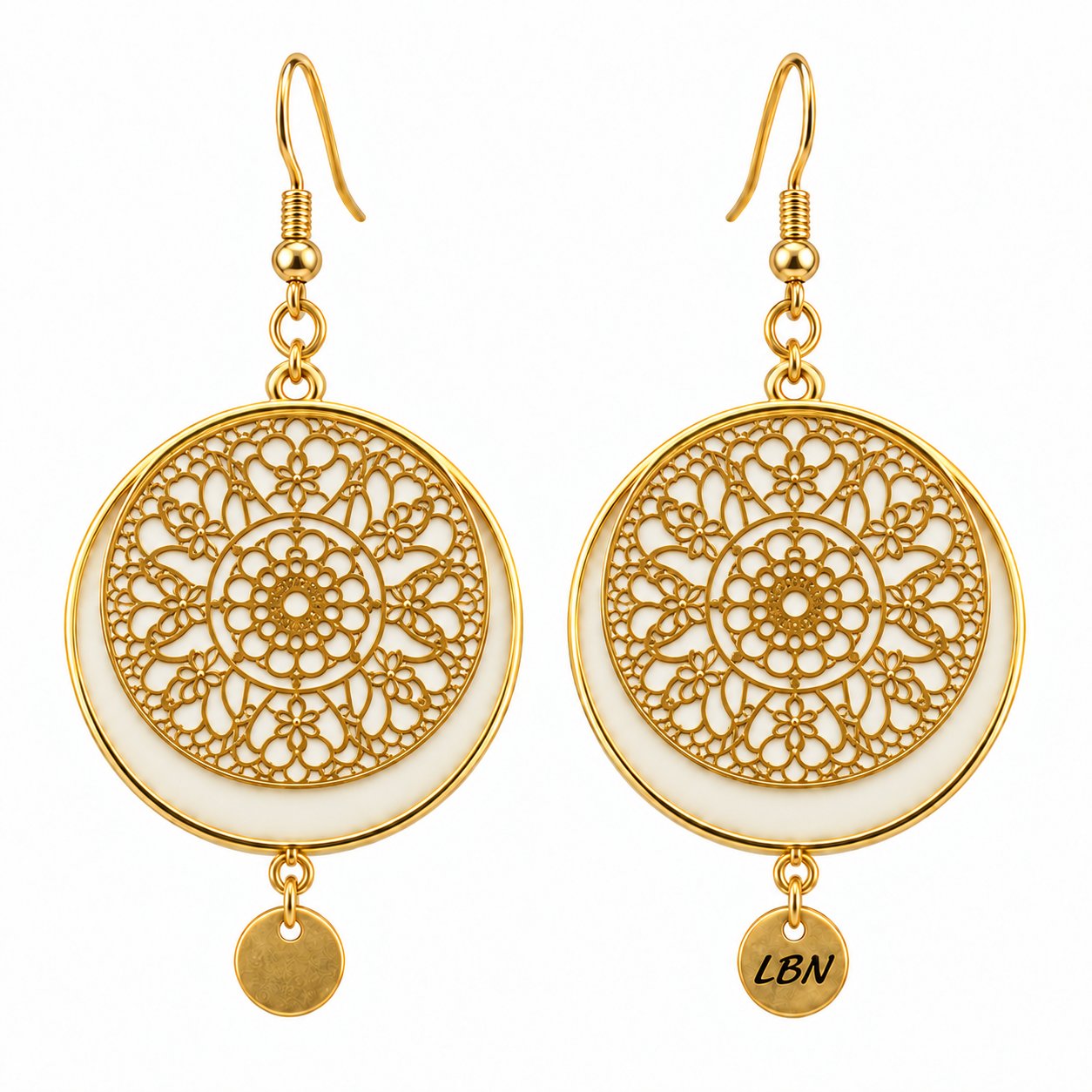 Boucles d'oreilles symétriques – Médaillons dorés ajourés sur fond Blanc Opal — visuel 1
