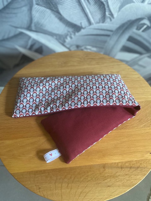 Bouillotte sèche artisanale aux graines de lin bio – La Casa de Papel, bordeaux et motifs masques — visuel 1