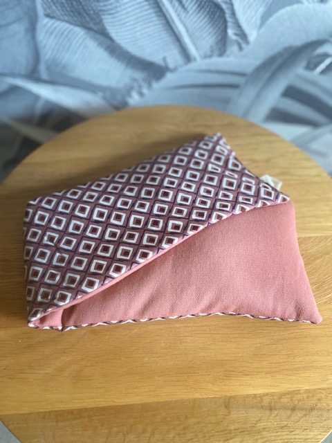 Bouillotte sèche cervicale artisanale aux graines de lin bio – Rose poudré et motifs géométriques — visuel 1