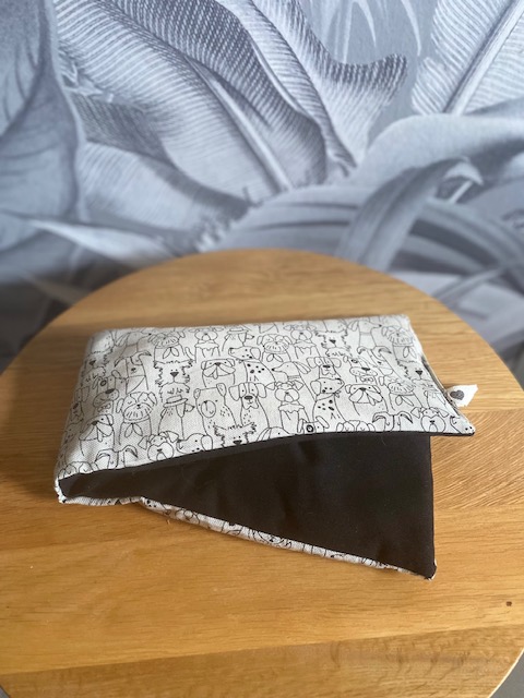 Bouillotte sèche cervicale artisanale aux graines de lin bio – Motifs chizns noirs et blancs — visuel 1