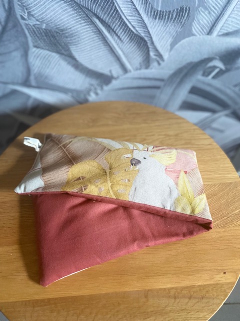 Bouillotte sèche cervicale  artisanale aux graines de lin bio – Motifs tropicaux et rose terracotta — visuel 1