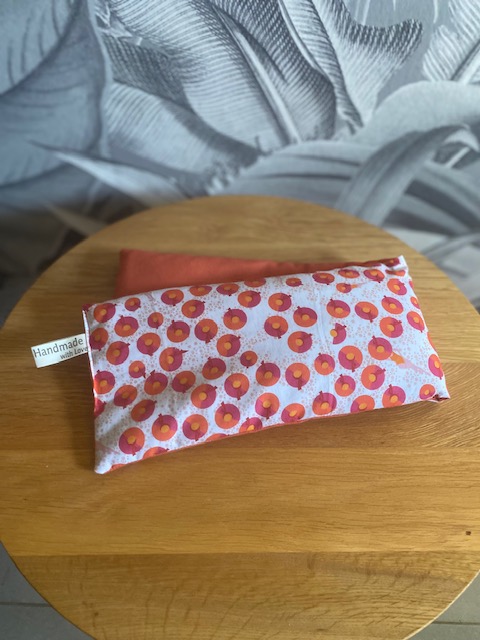 Bouillotte sèche artisanale aux graines de lin bio – Motifs fleuris rose et orange — visuel 1