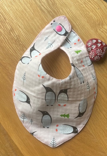 Bandana bébé réversible anti-bavouille – Fait main – Motif pingouins — visuel 1