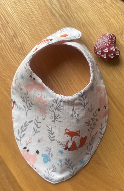 Bandana bébé réversible anti-bavouille – Motif renards et animaux de la forêt – Fait main — visuel 1