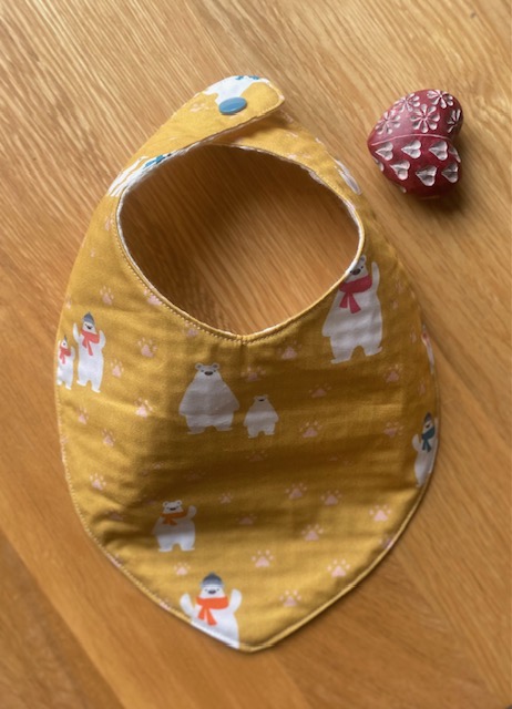 Bandana bébé réversible anti-bavouille – Motif ours polaires moutarde – Fait main — visuel 1