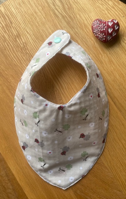 Bandana bébé réversible anti-bavouille – Motif coccinelles et trèfles – Fait main — visuel 1