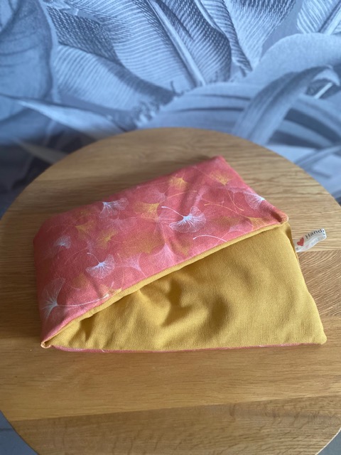 Bouillotte sèche artisanale aux graines de lin bio – Fleurs corail et jaune moutarde — visuel 1