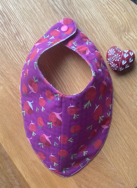 Bandana bébé réversible anti-bavouille – Motif radis roses – Fait main — visuel 1