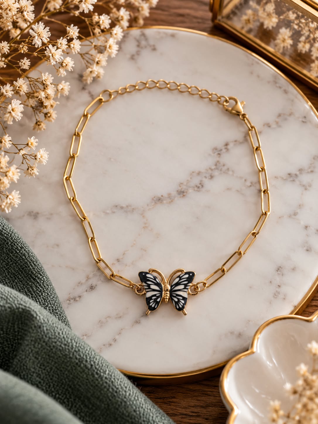 Bracelet doré avec papillon noir et blanc – Bijou femme — visuel 1