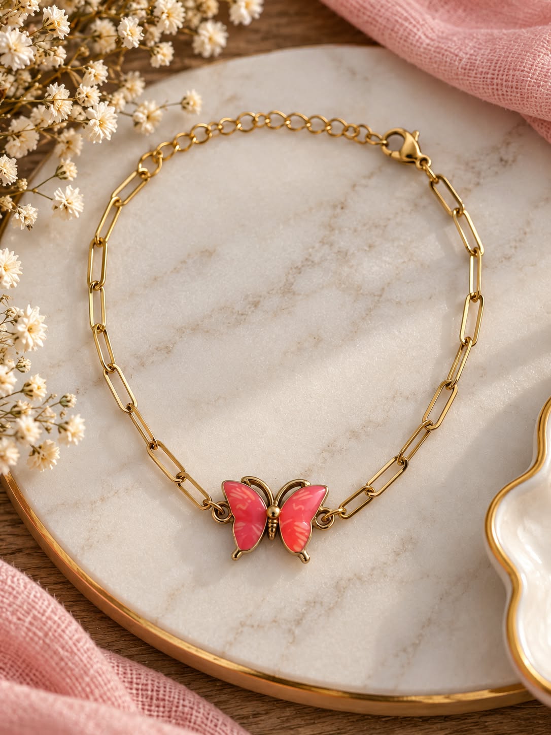 Bracelet doré avec papillon rose – Bijou avec chaine en acier inoxydable — visuel 1