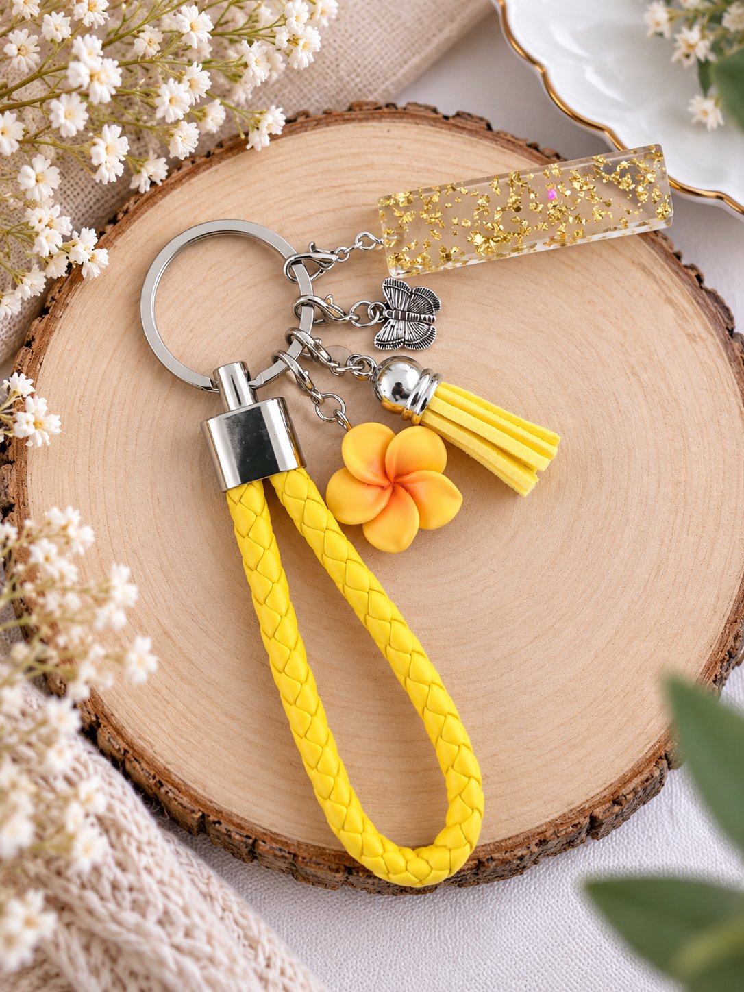 Porte-clés jaune avec fleur, pompon et breloque pailletée — visuel 1