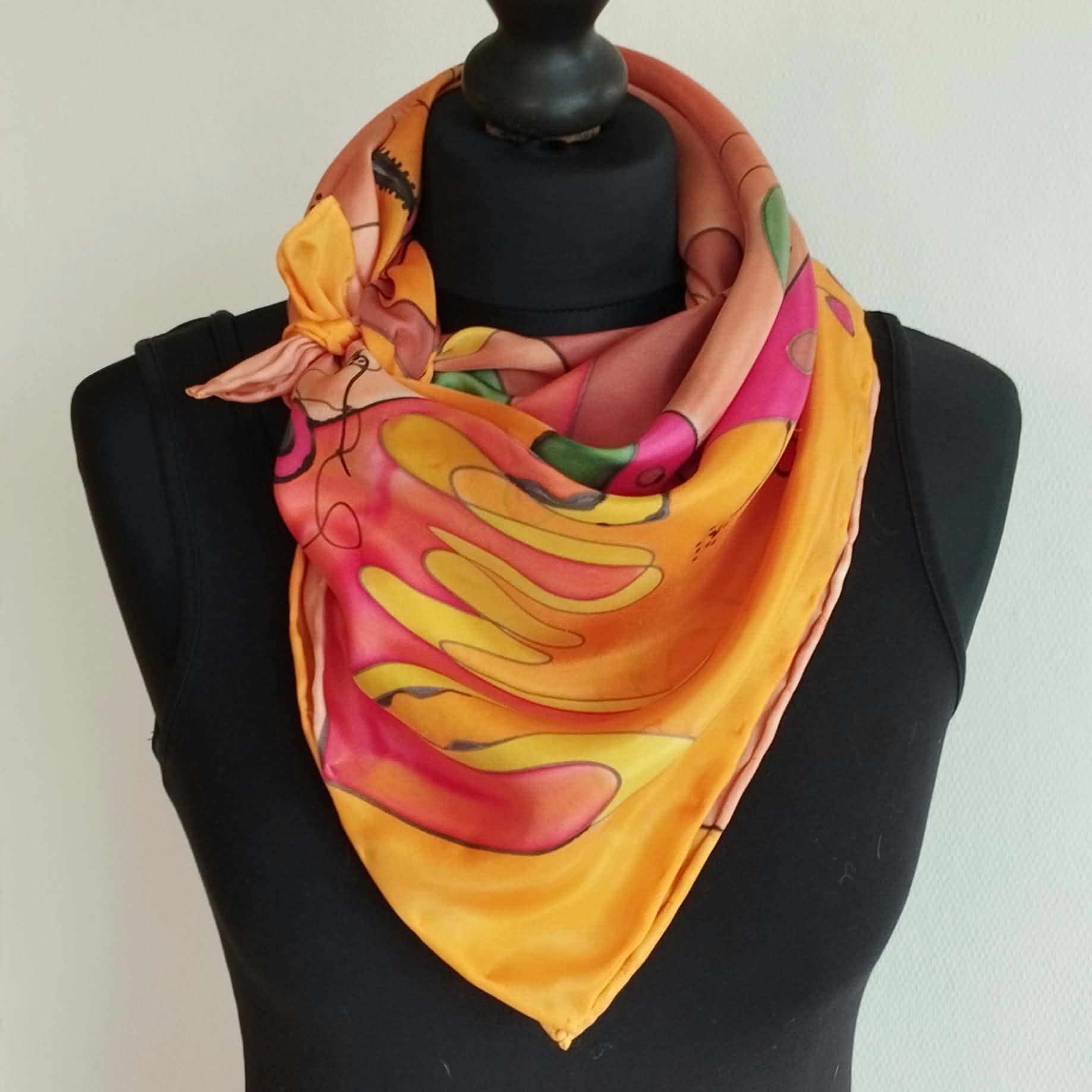Foulard carré orange peint sur soie — visuel 1