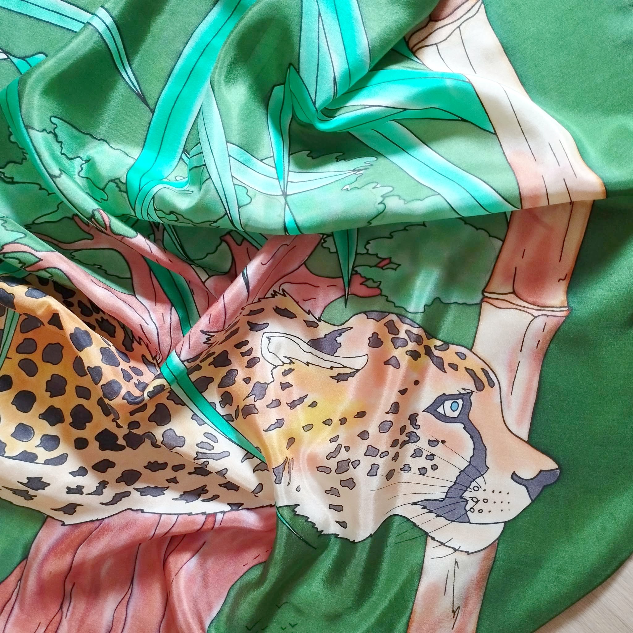 Un grand foulard carré peint sur soie