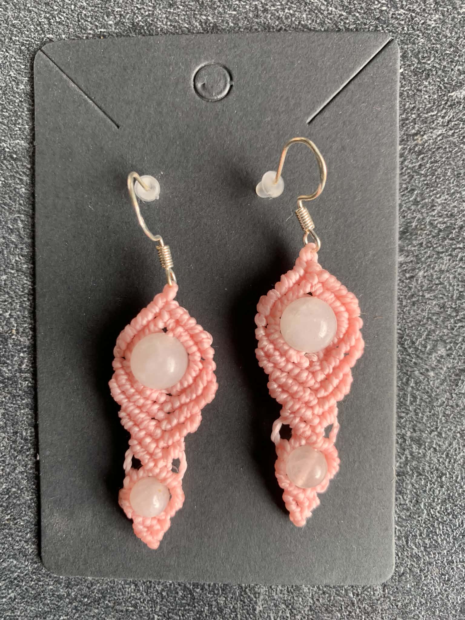 Boucles d'oreilles en micro-macramé fait main, rose, perle quartz rose — visuel 1