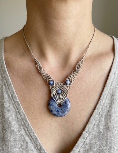 Collier tissé en micro-macramé et pierre donut sodalite — visuel 1