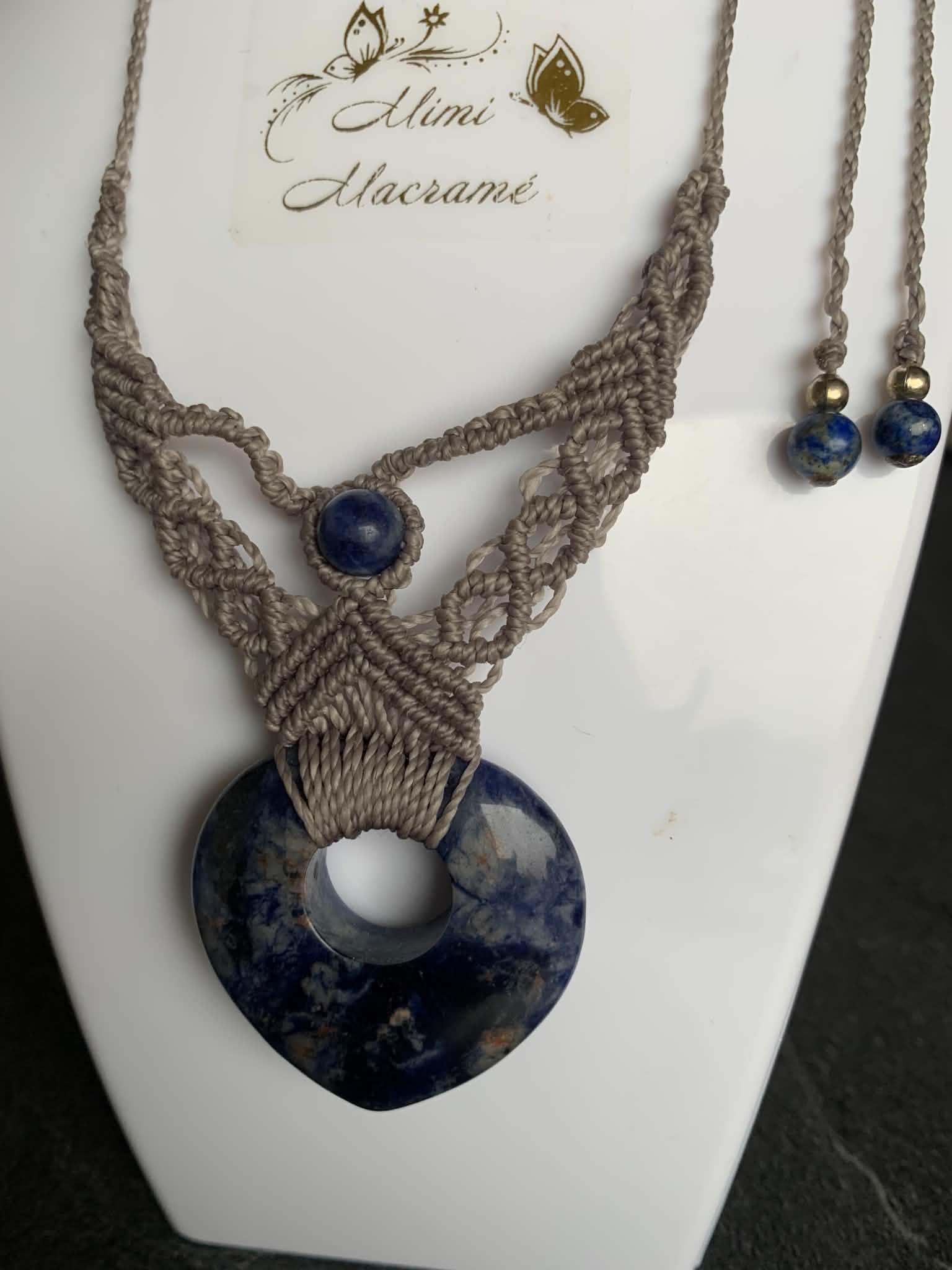 Collier artisanal fil gris pierre donut cœur sodalite — visuel 1