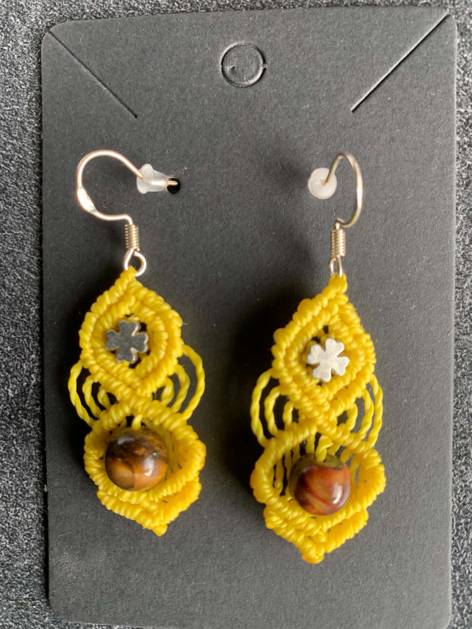 Boucles d'oreilles en micro-macramé fait main, perle œil de tigre — visuel 1