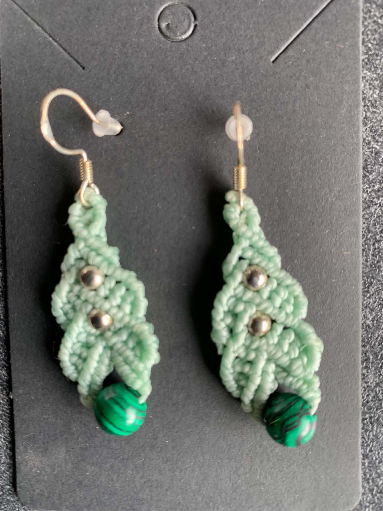 Boucles d'oreilles en micro-macramé fait main, perle malachite — visuel 1