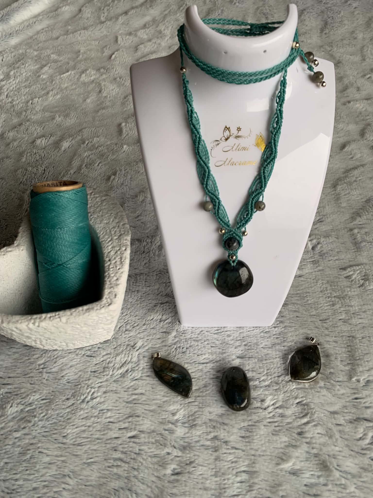 Collier ajustable en micromacramé et pierre de labradorite — visuel 1