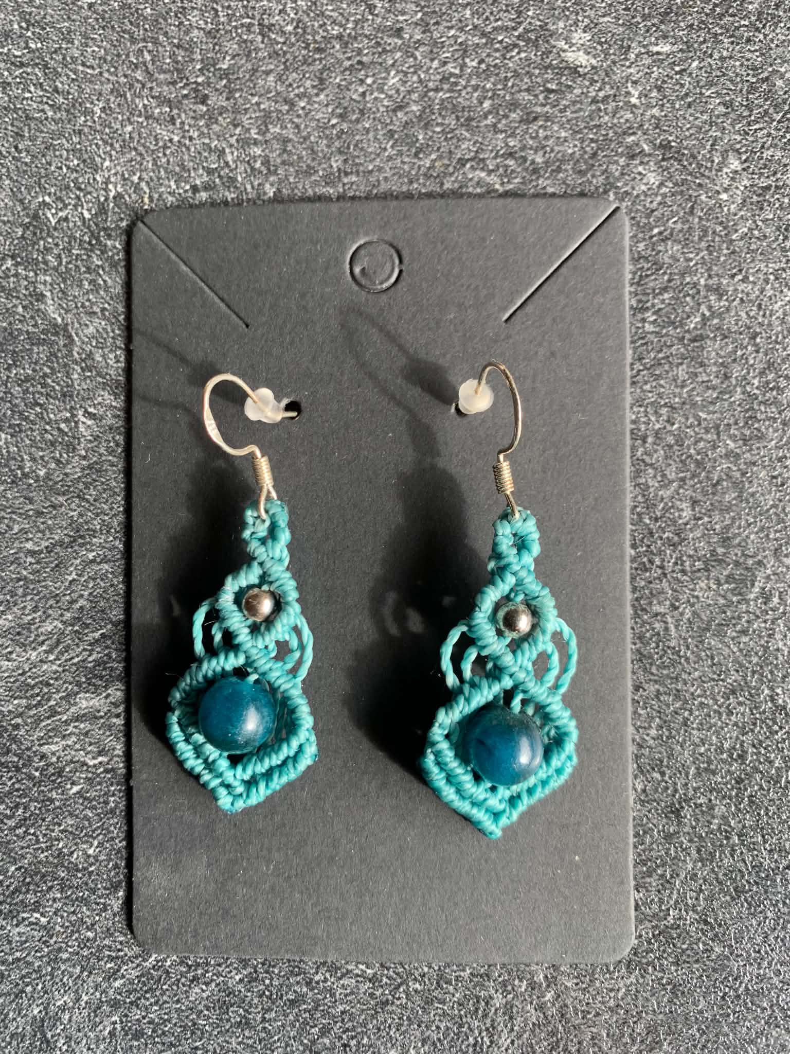 Boucles d'oreilles  en micro-macramé fait main. Turquoise, perle Apatite — visuel 1