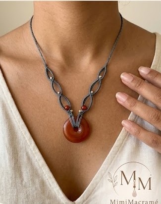 Collier en micro-macramé et pierre donut cornaline — visuel 1