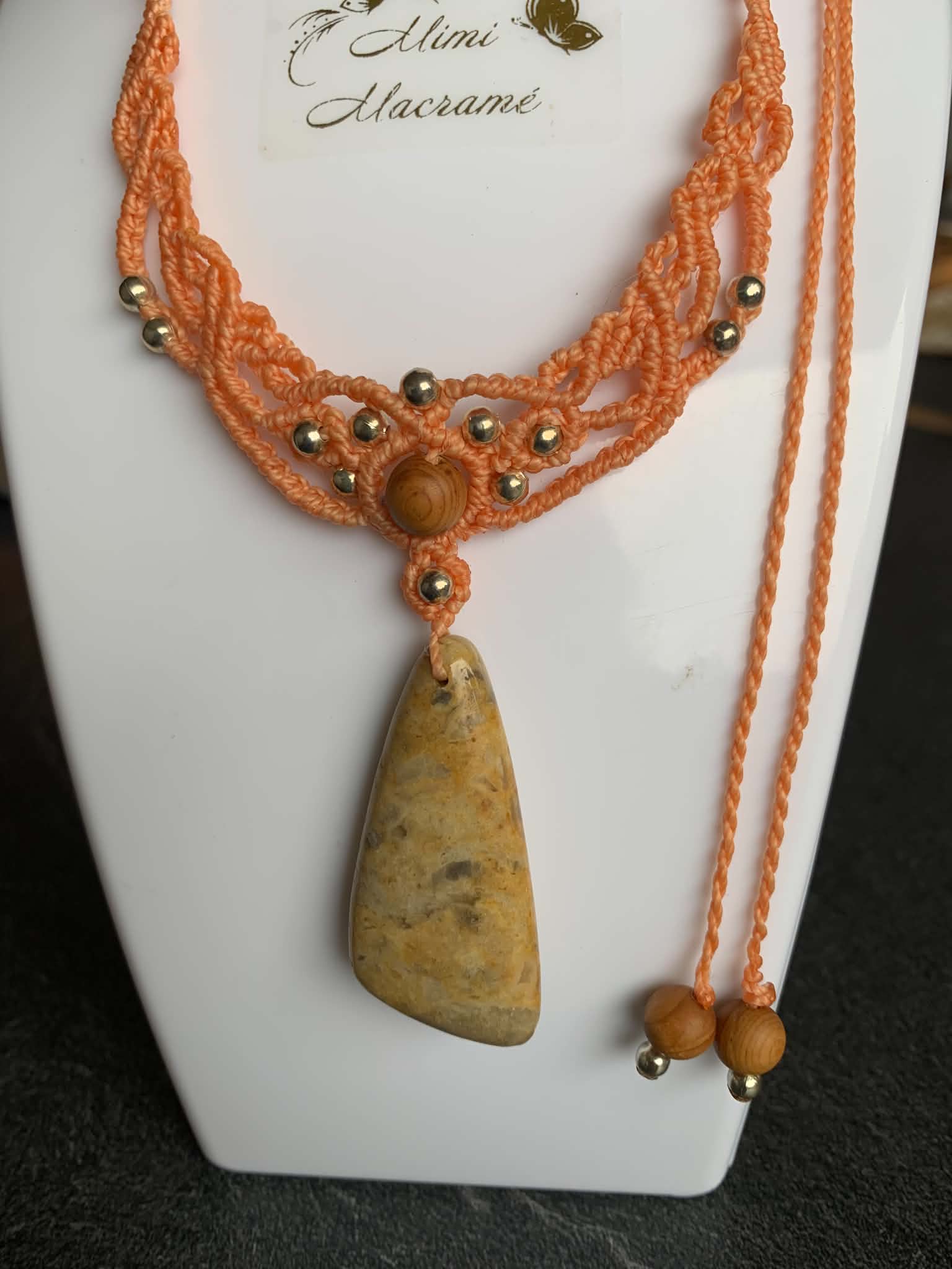Collier corail ajustable en micro-macramé avec un pendentif en agate naturelle — visuel 1