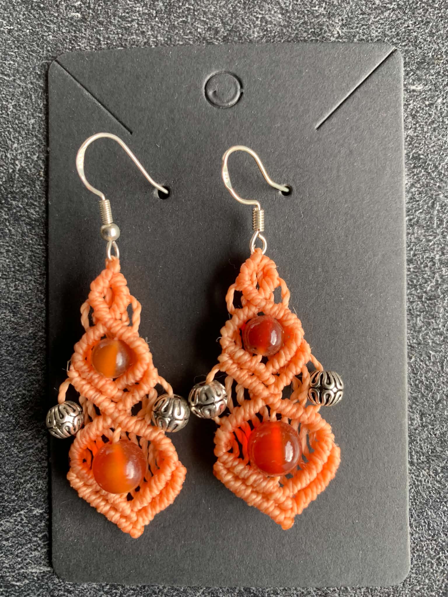 Boucles d'oreilles en micro-macramé fait main corail, perle cornaline — visuel 1