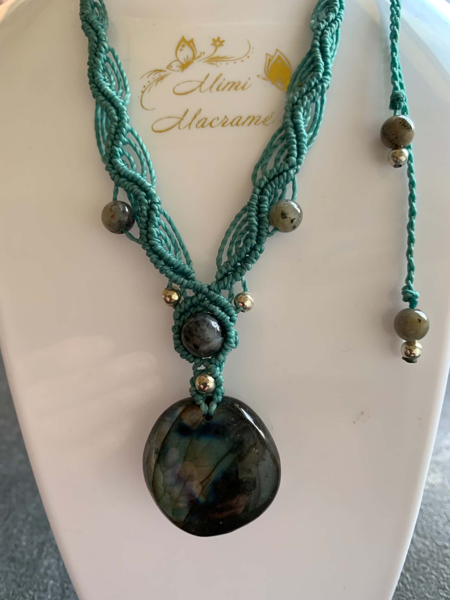 Collier ajustable en micromacramé et pierre de labradorite — visuel 1