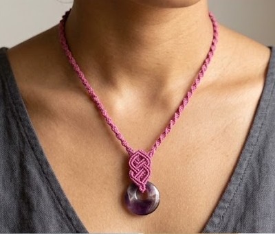 Collier rose en micro-macramé et pierre d' Améthyste — visuel 1