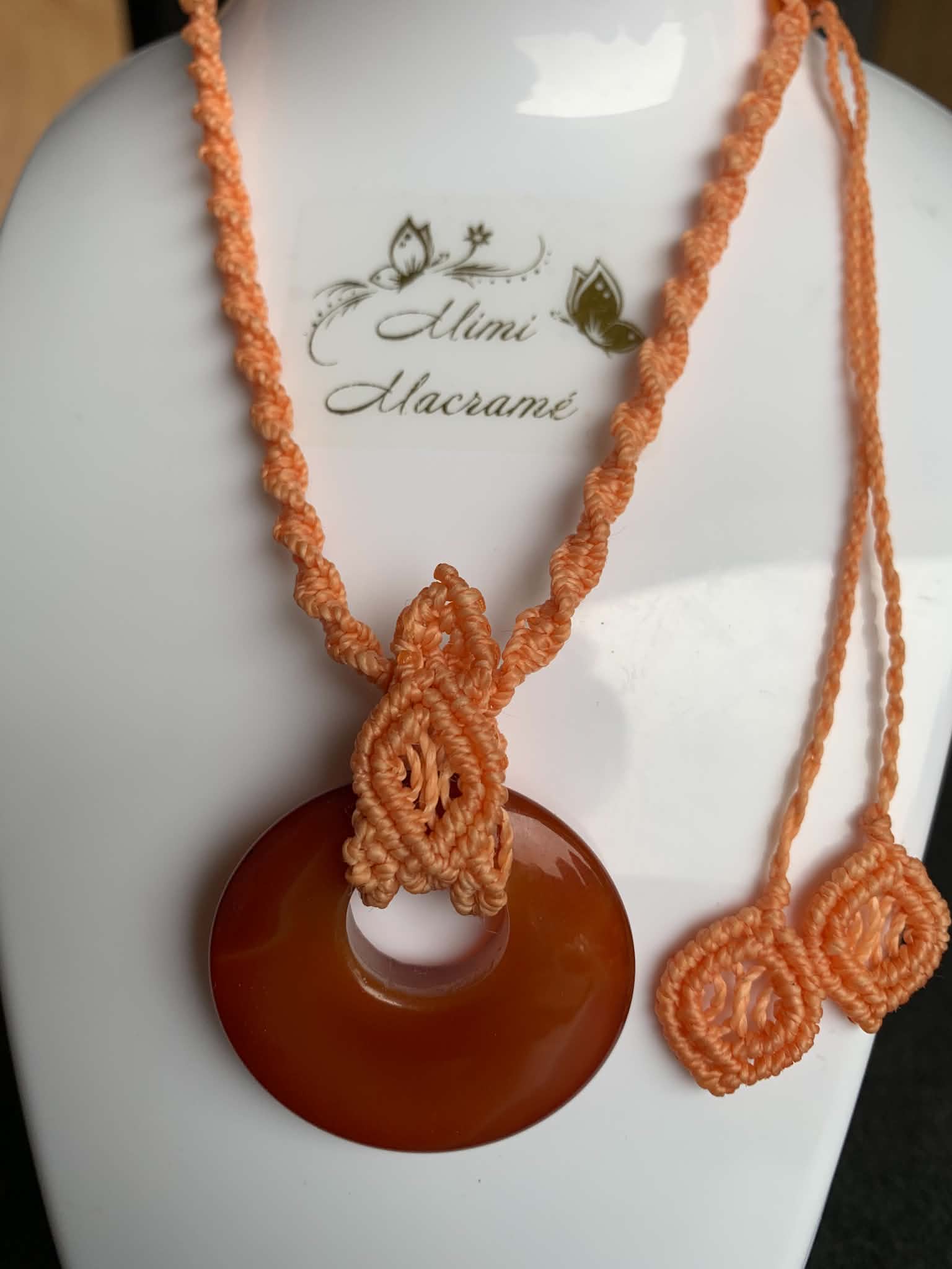 Collier corail ajustable en micro-macramé  pendentif cornaline — visuel 1