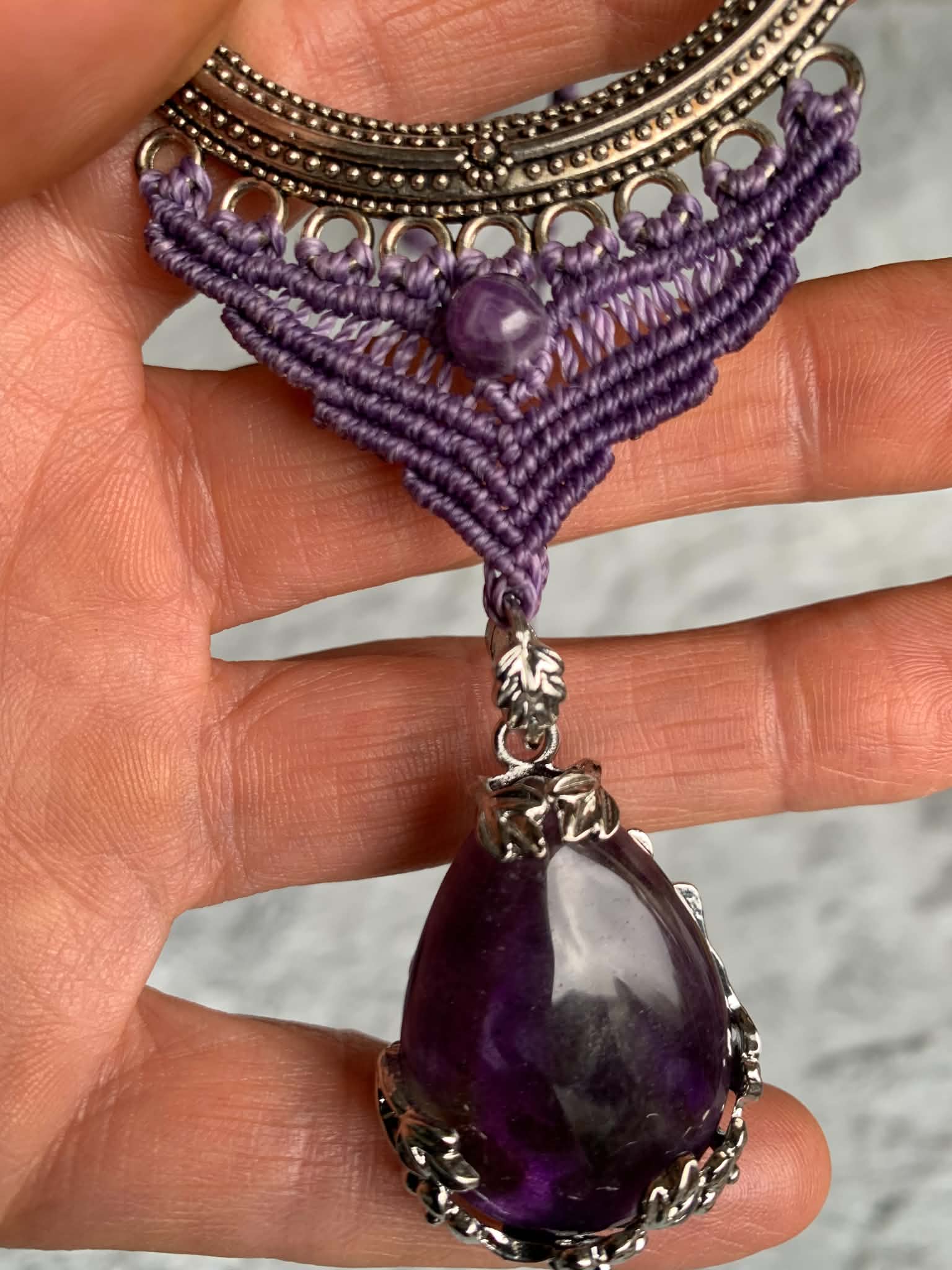 Collier artisanal  en micro-macramé et pierre naturel d'améthyste — visuel 1