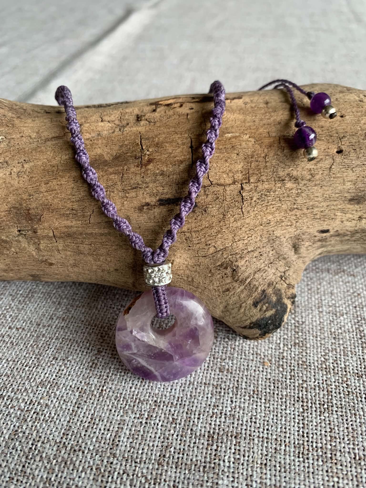 Collier artisanal en micro-macramé, pierre donut d'améthyste — visuel 1