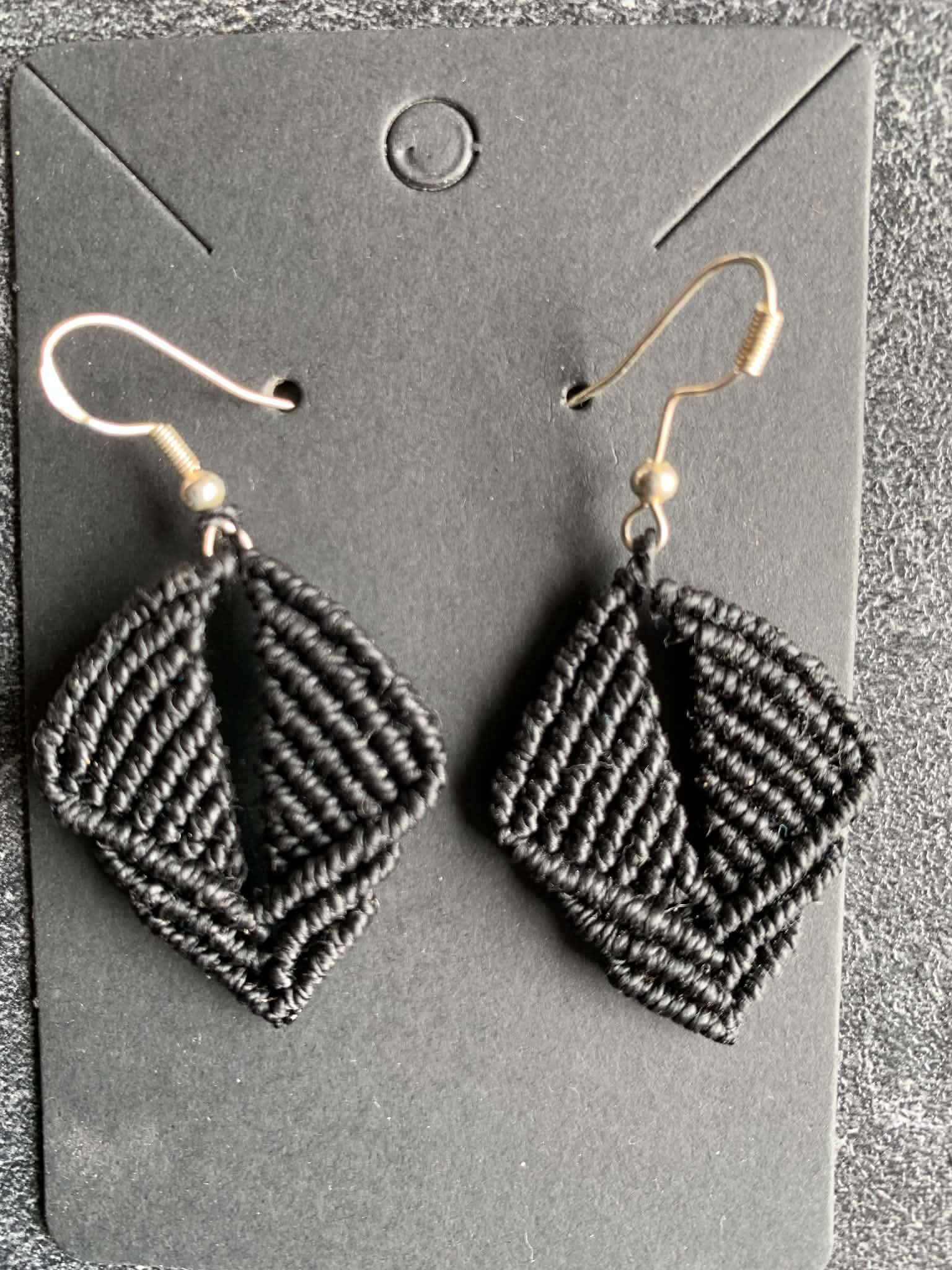 Boucles d'oreilles en micro-macramé fait main. — visuel 1
