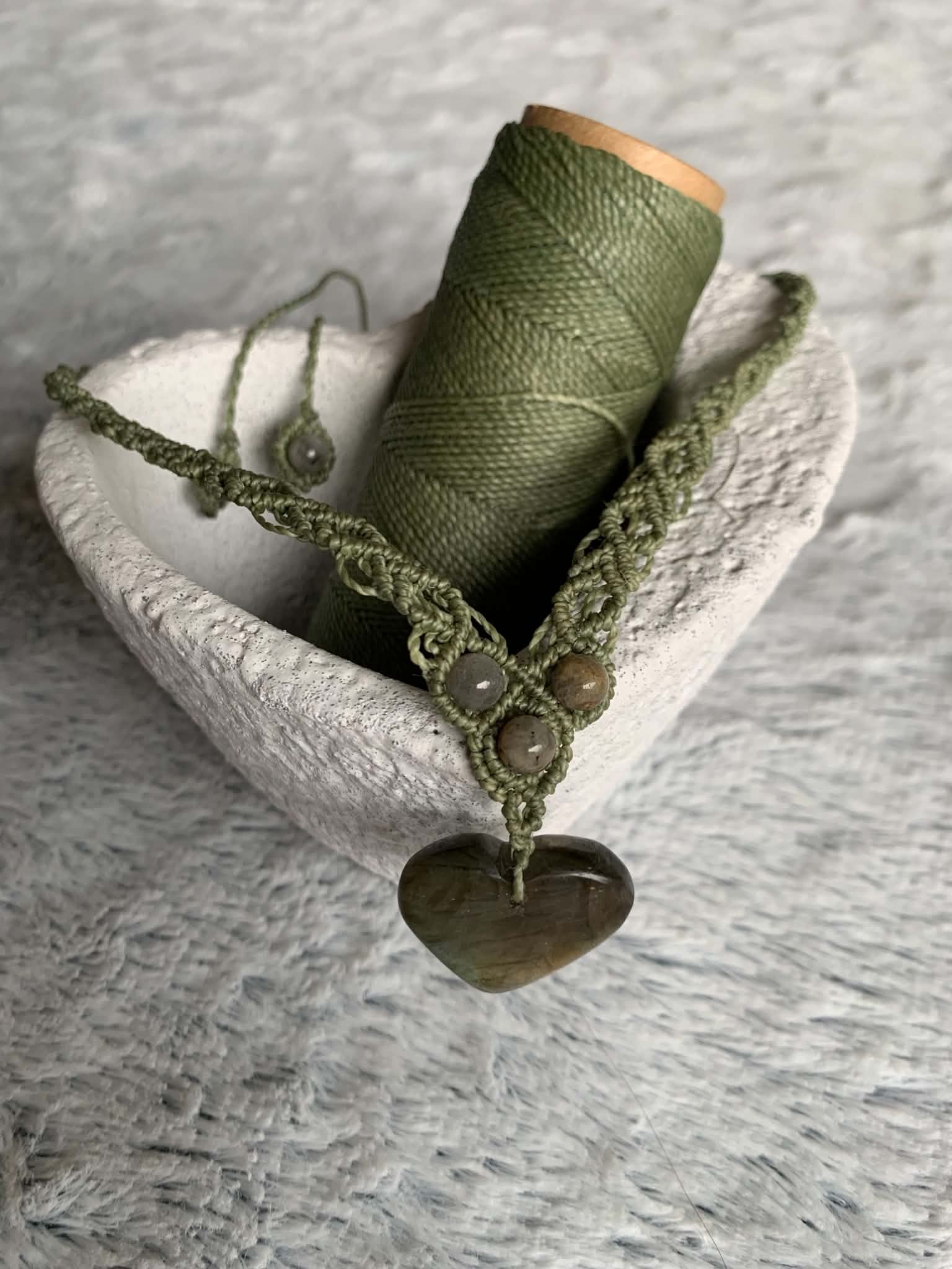 Collier artisanal vert olive et labradorite coeur — visuel 1