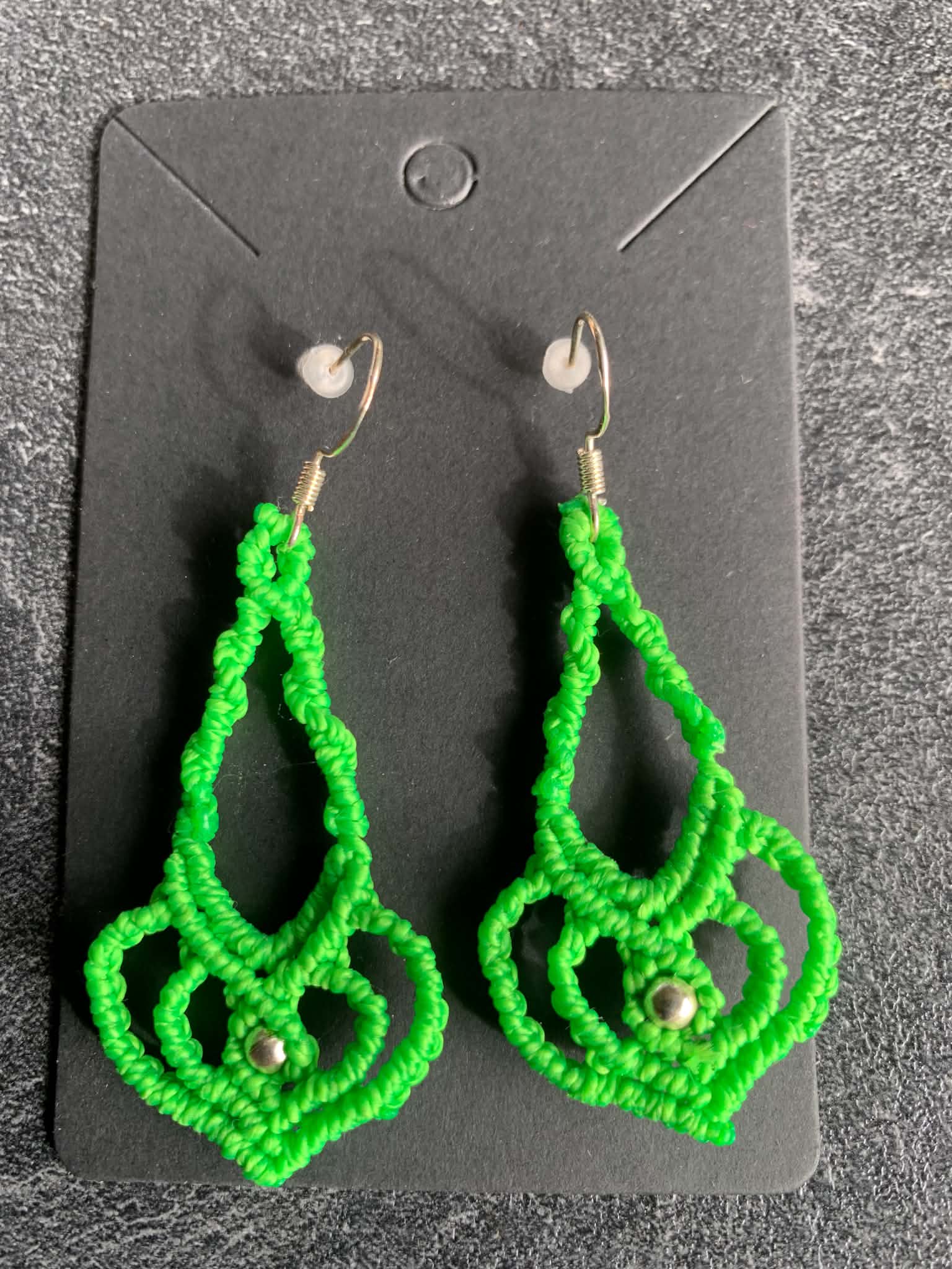 Boucles d'oreilles en micro-macramé fait main — visuel 1