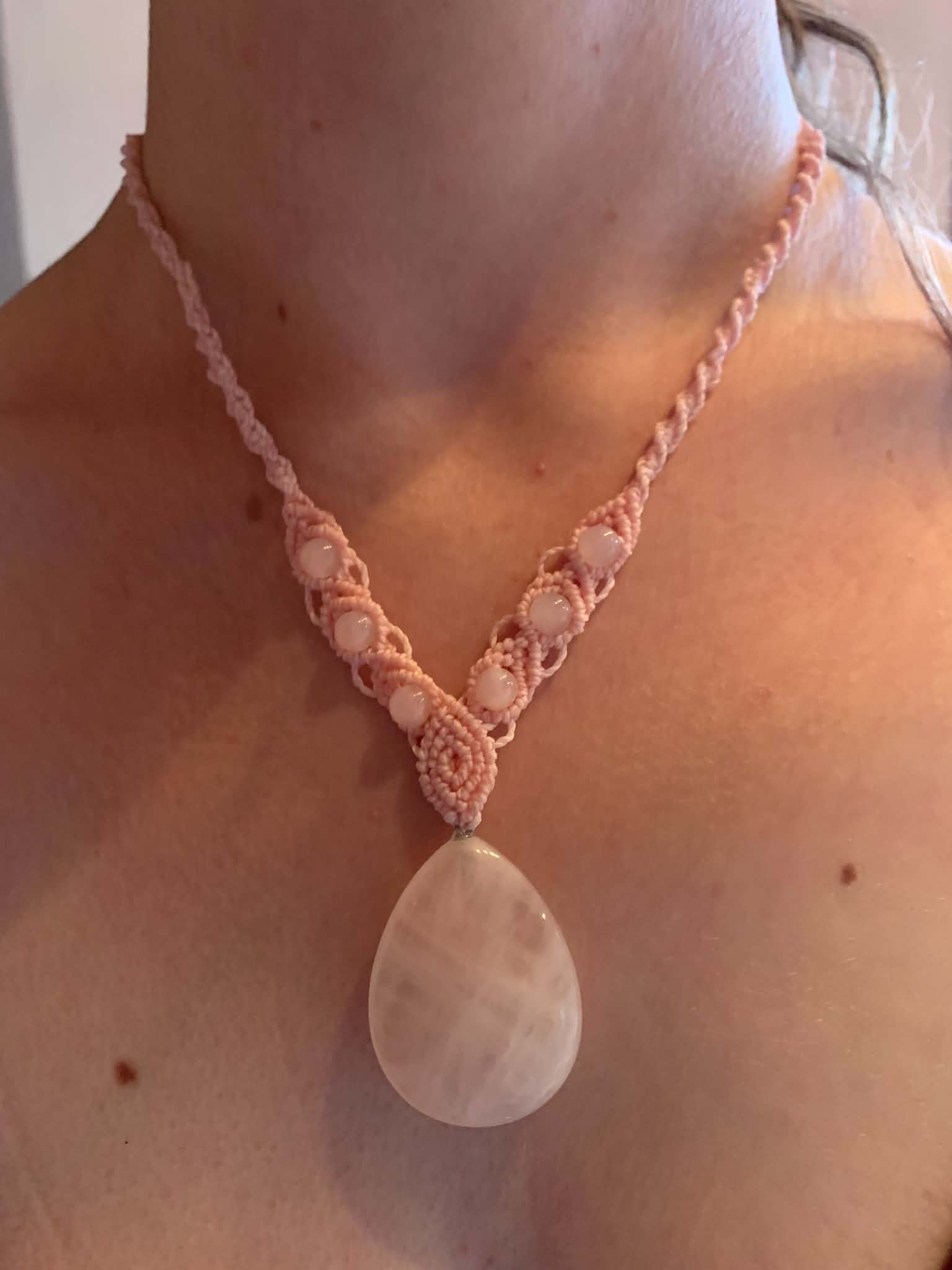 Collier tissé rose pale , pierre quartz rose — visuel 1
