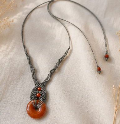 Collier artisanal ajustable en micro-macramé et pierre donut cornaline — visuel 1