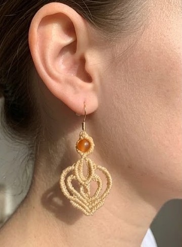 Boucles d'oreilles micro-macramé jaune paille, perle cornaline — visuel 1